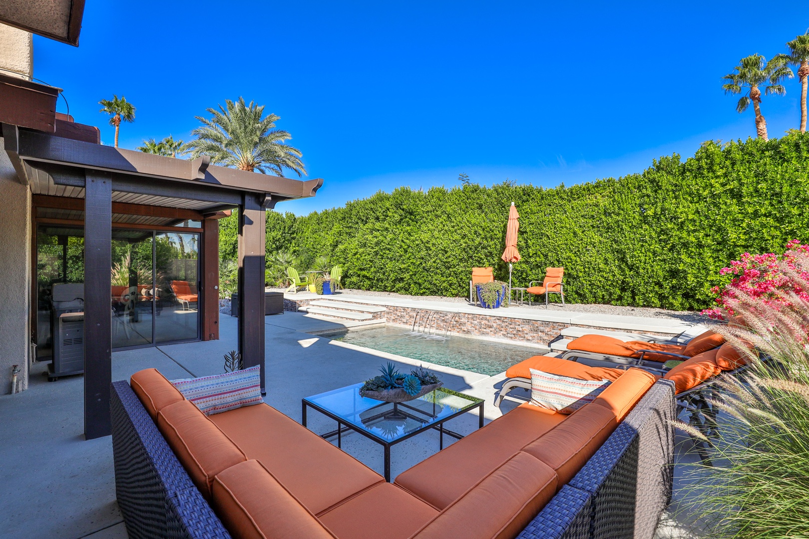 Additional seating around the pool