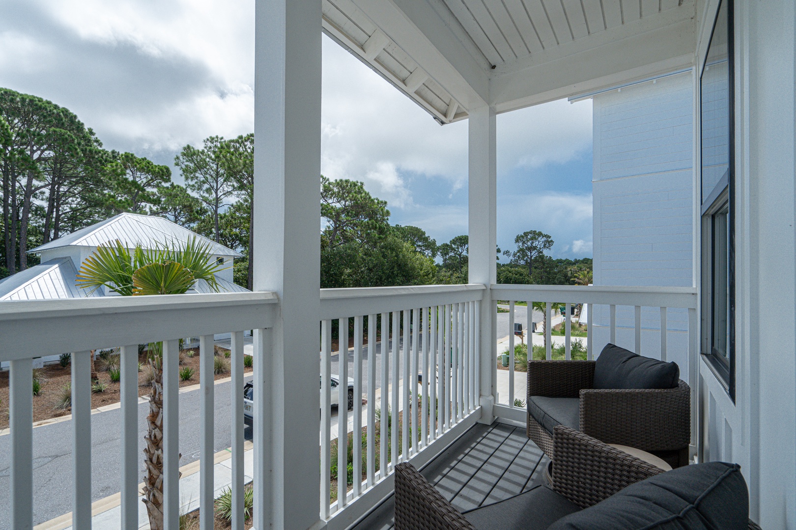 Sun room with queen murphy bed, balcony, seating and TV