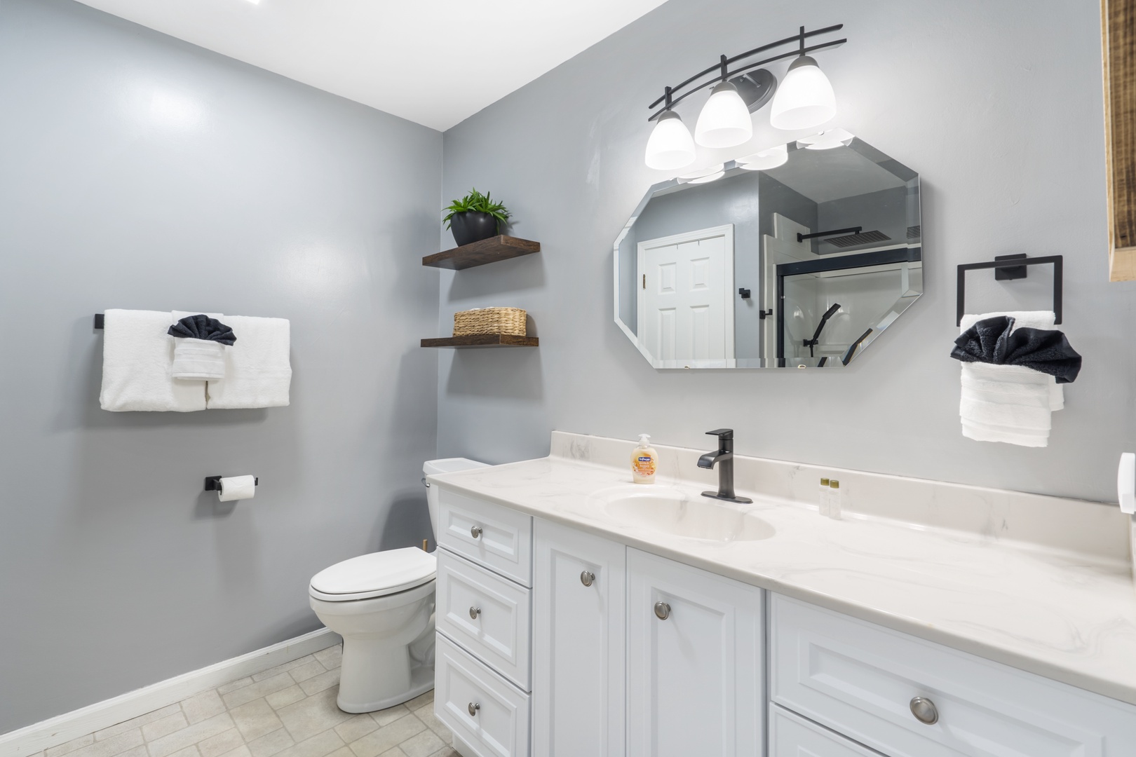 Ensuite bathroom with stand-up shower