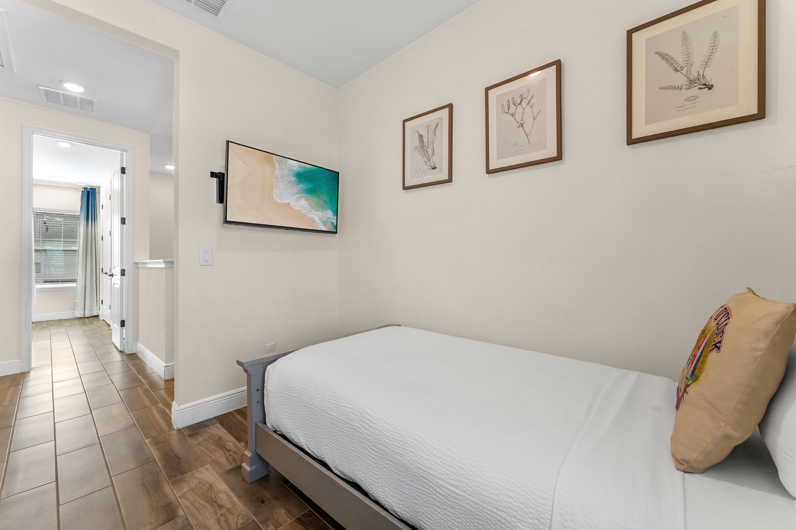 Bedroom 3 with twin bed and Smart & cable TV