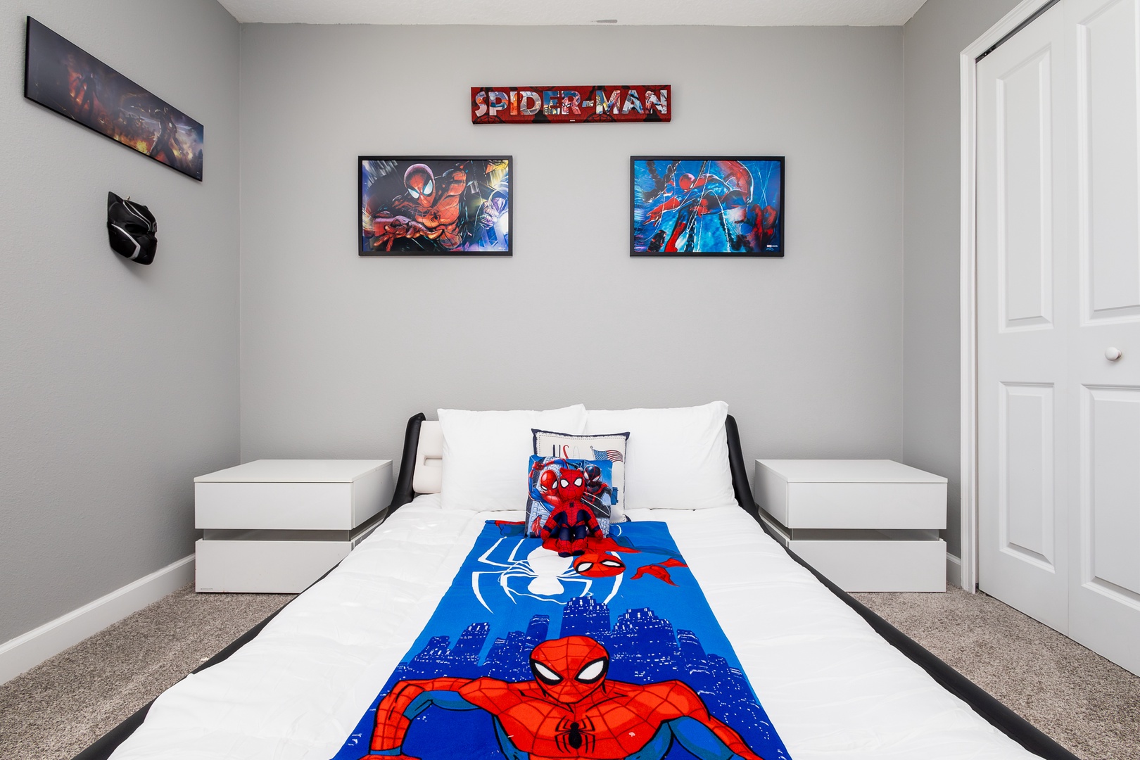 Sleep like a superhero in this vibrant Marvel deco bedroom with a full-size bed!