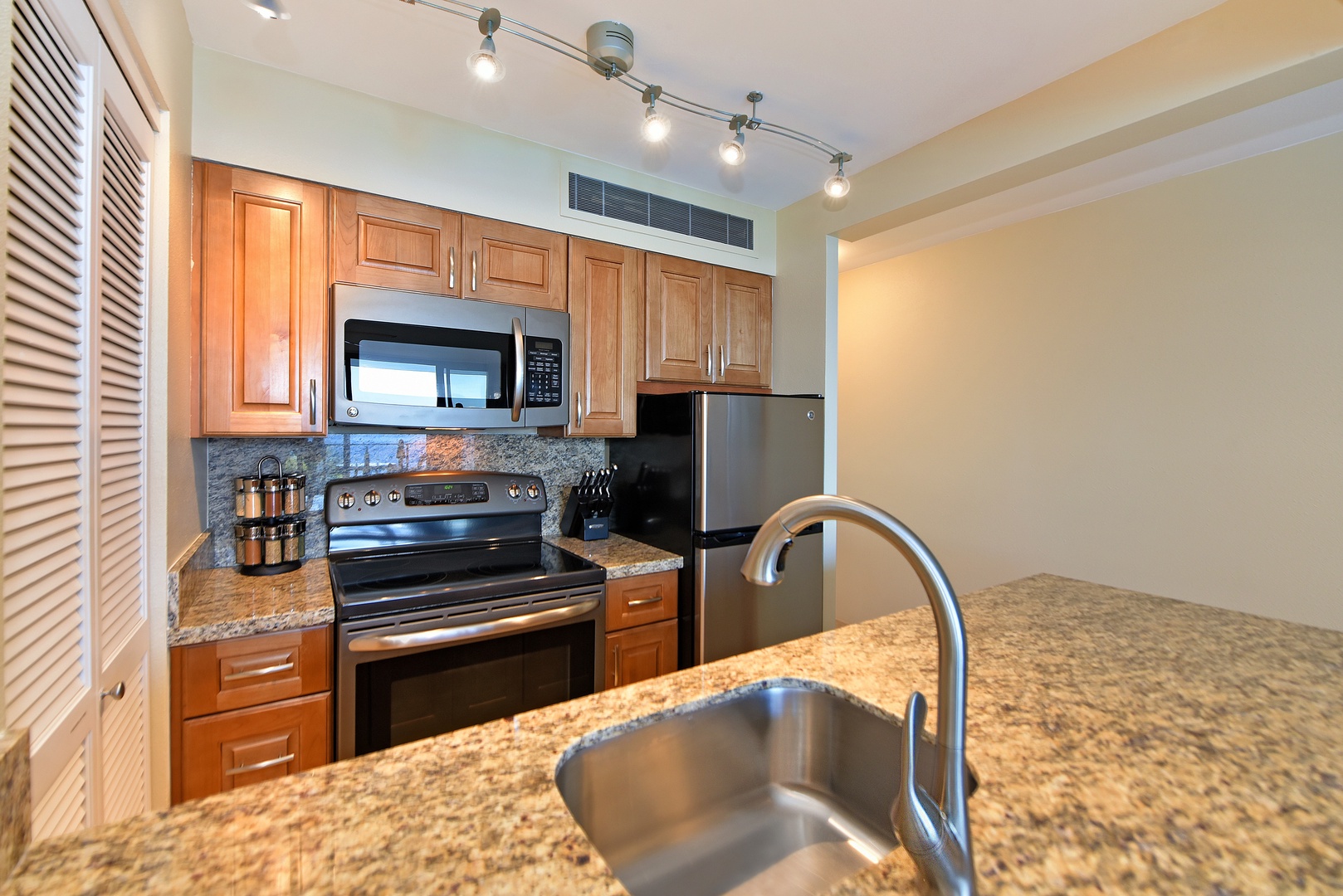 Create culinary delights in the fully equipped kitchen