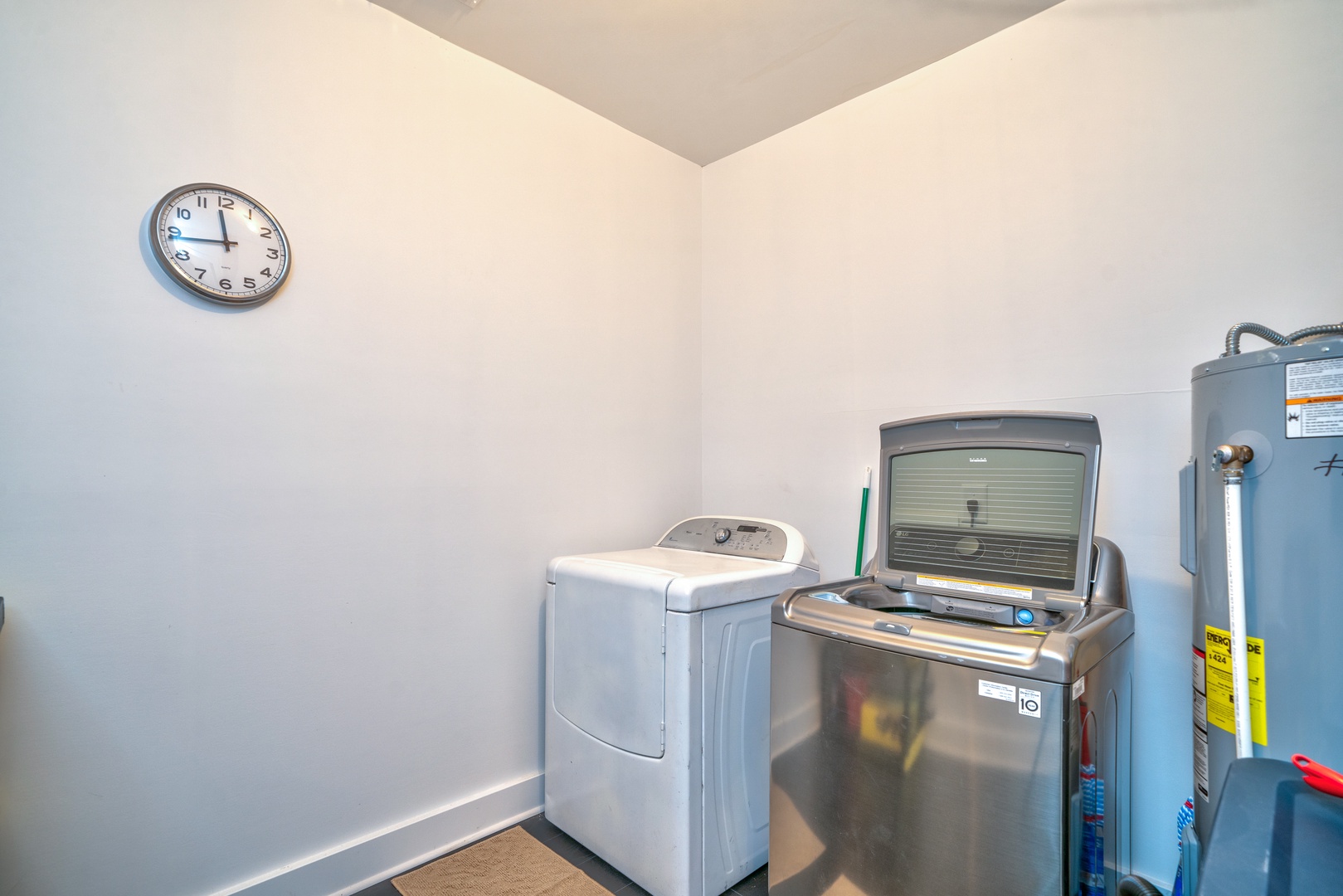 Guest private laundry room