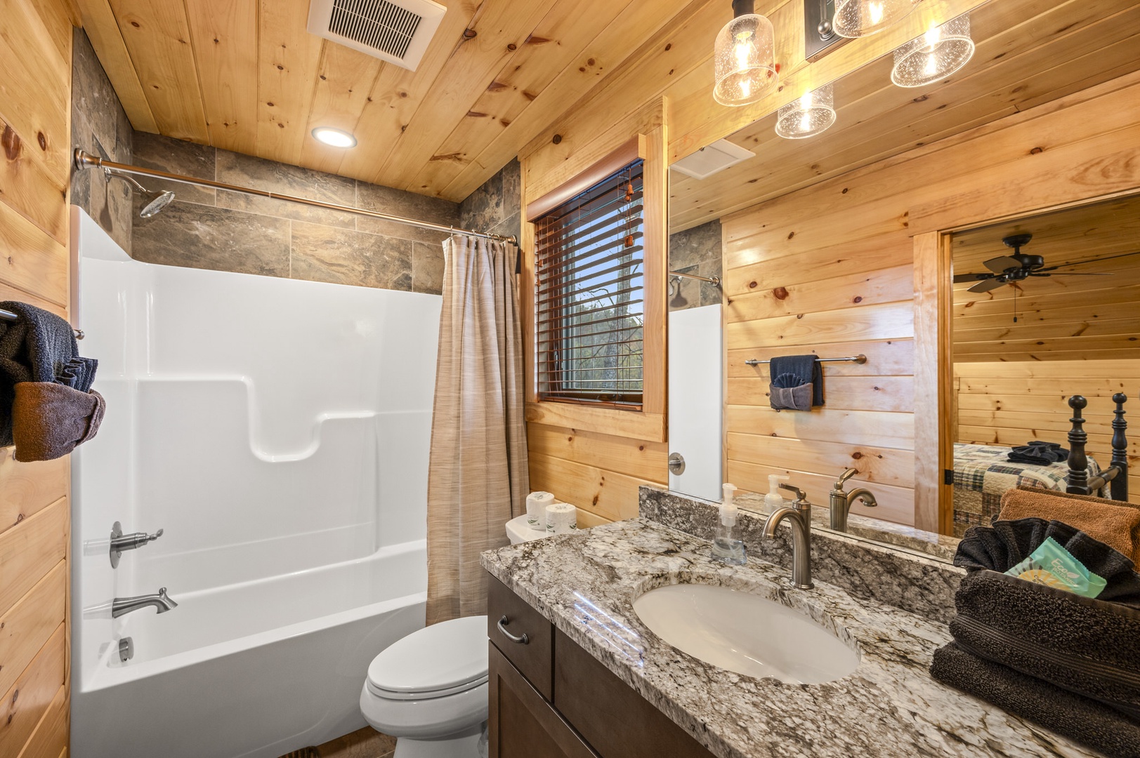 Ensuite bathroom with shower/tub combo