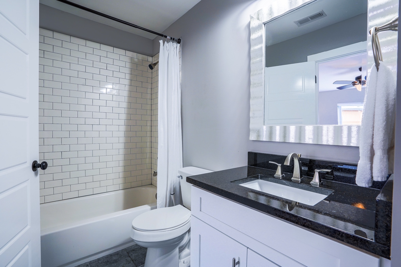 2nd en suite bathroom with shower/tub combo