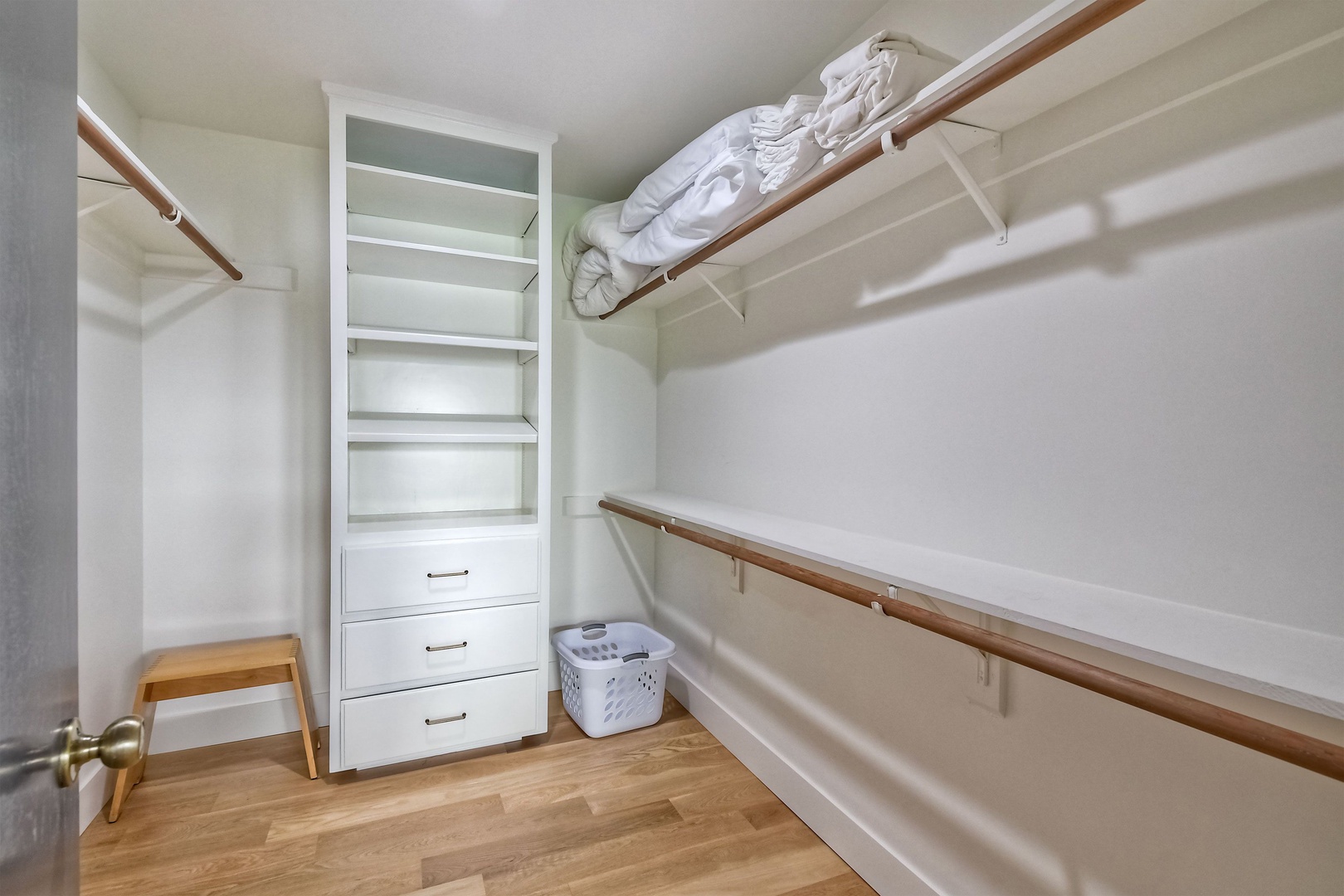 Keep clothes & bags neatly tucked away in the master suite closet