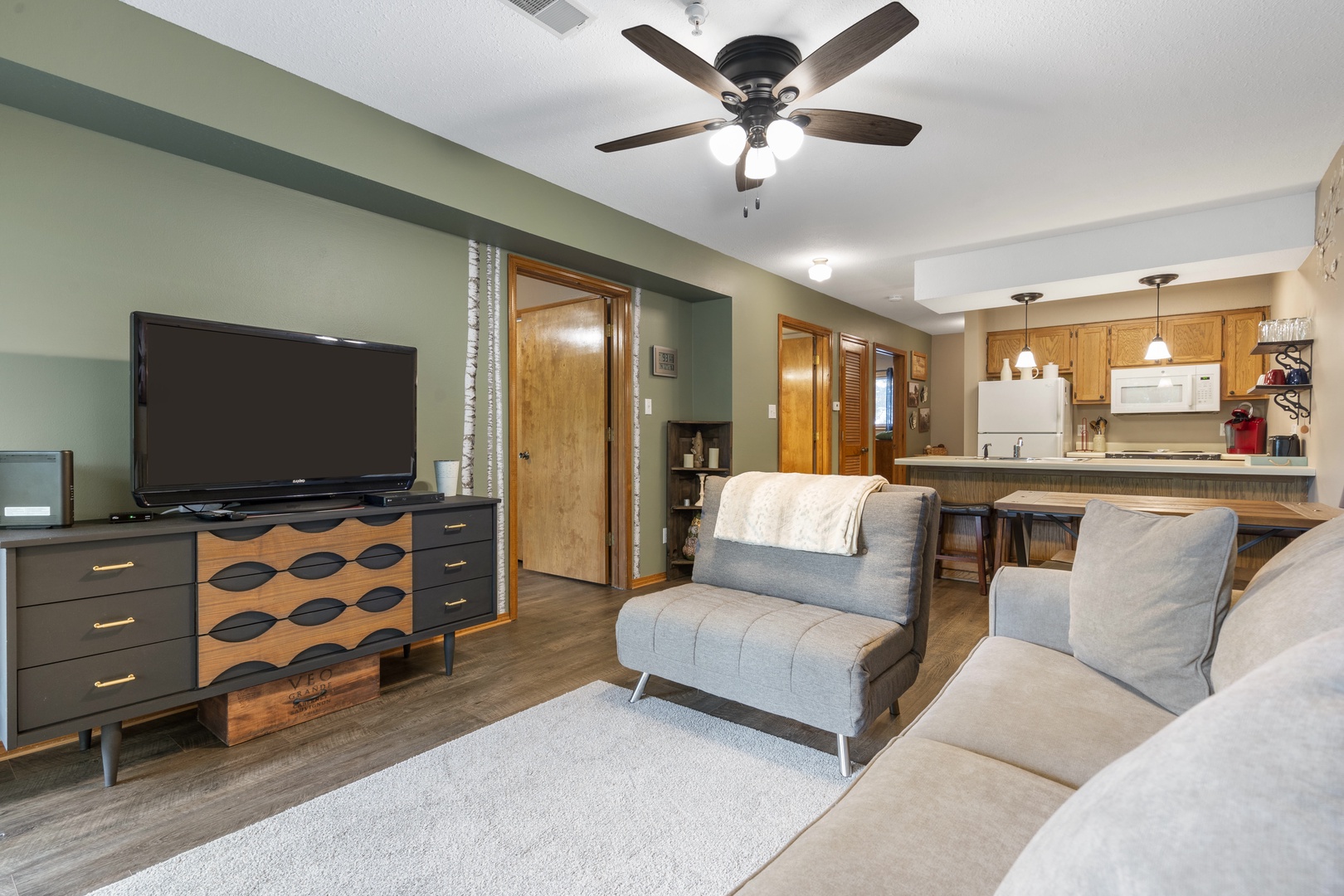 Cozy living area with ceiling fan, cable TV & deck access