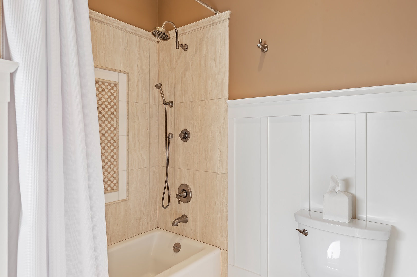 Bathroom 2 Jack & Jill style en-suite with shower/tub combo