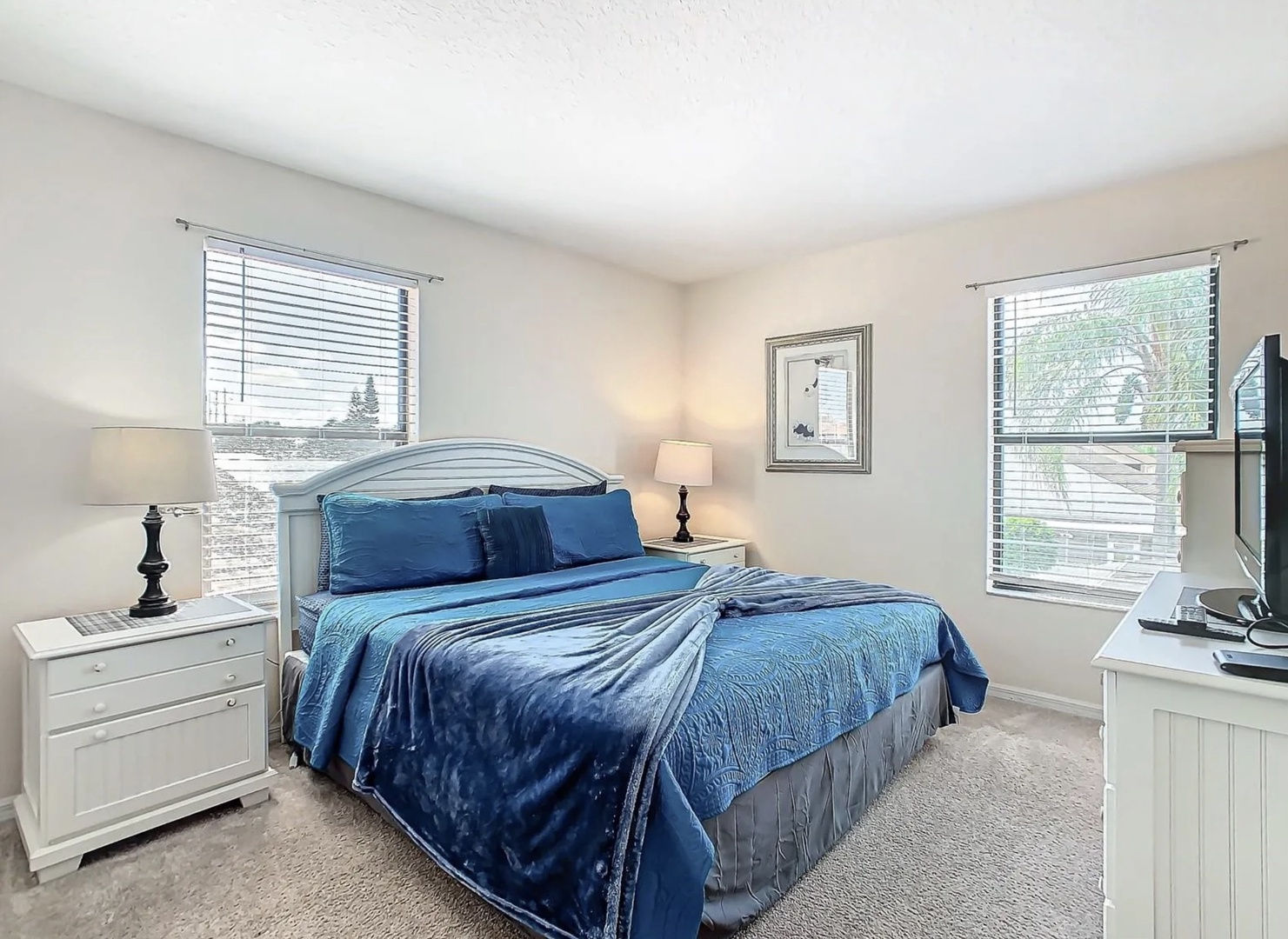 Bedroom 4 with king bed and TV