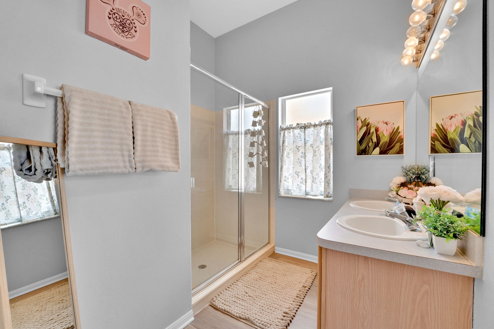 Ensuite bathroom with stand-up shower