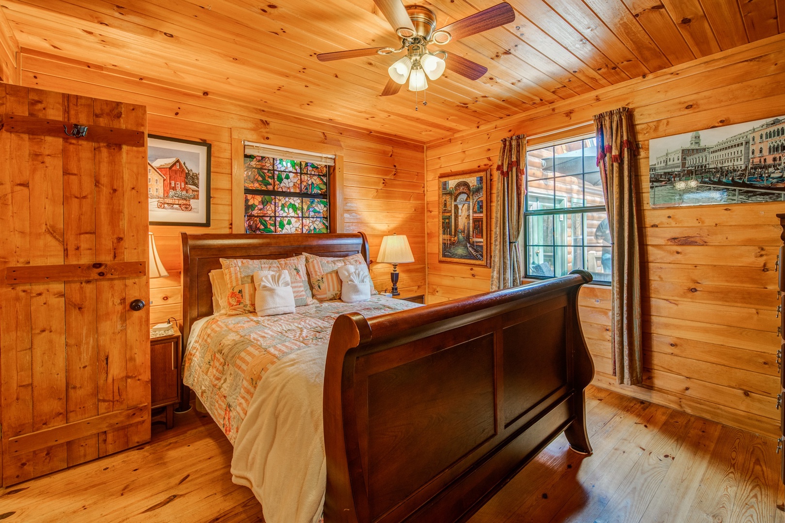 (Main Cabin) Queen Bedroom with En Suite Bathroom and TV