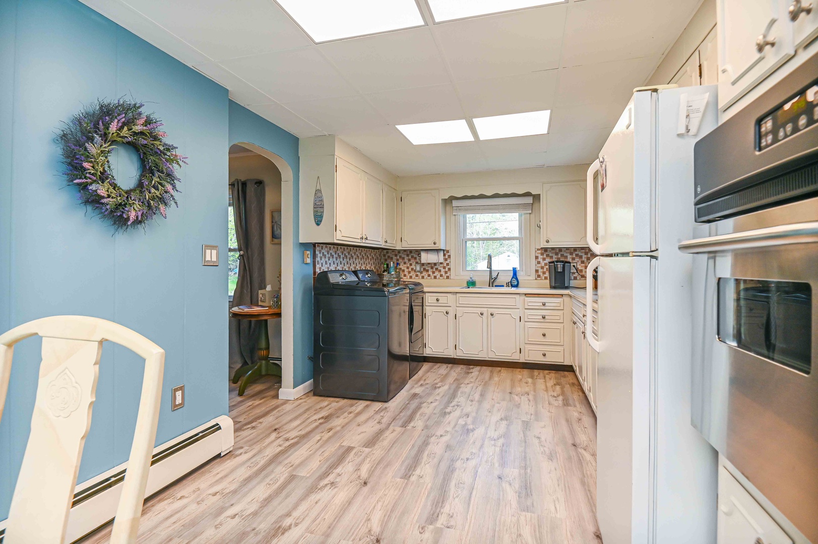 Fully equipped kitchen with washer and dryer