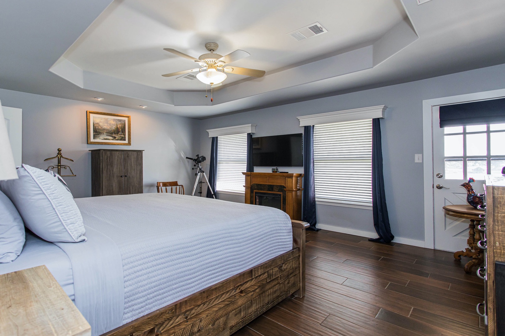 Main bedroom: King bed with Smart TV, en suite bathroom