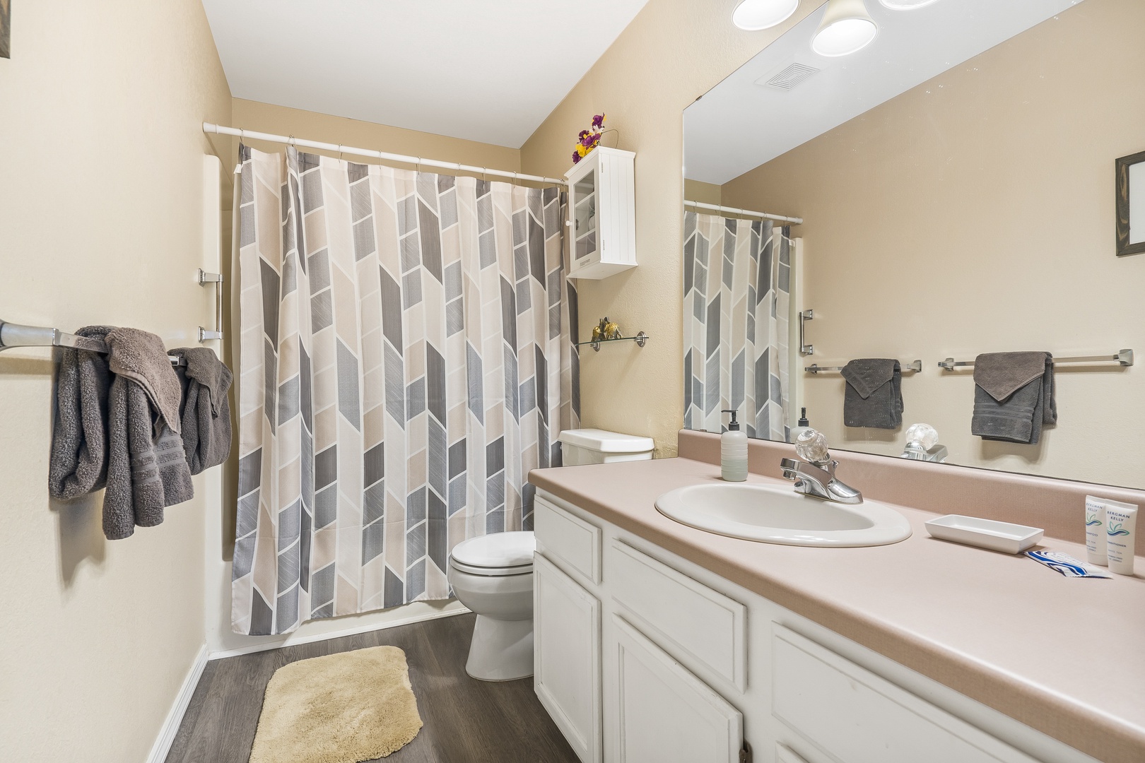 Enjoy the single vanity & shower/tub combo in the master ensuite