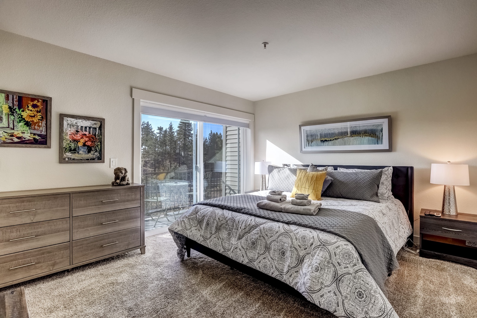 Main bedroom: Queen bed with en suite bathroom