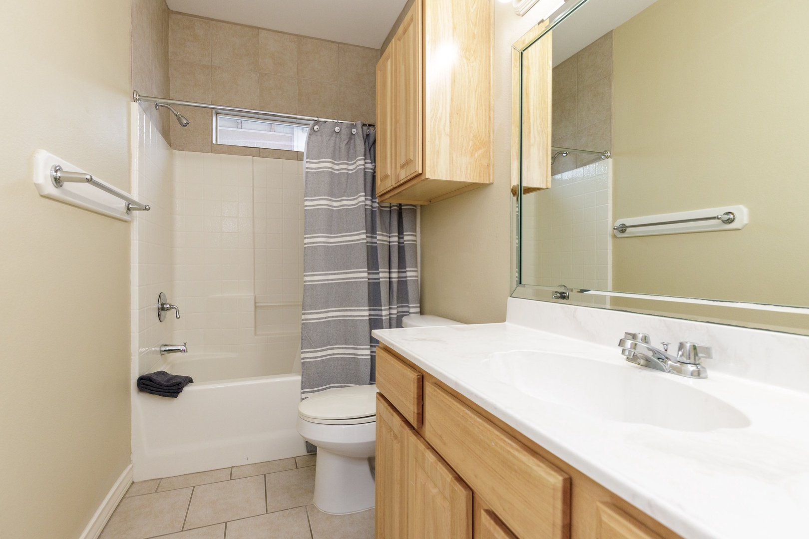 The 1st-floor en suite includes a large single vanity & shower/tub combo