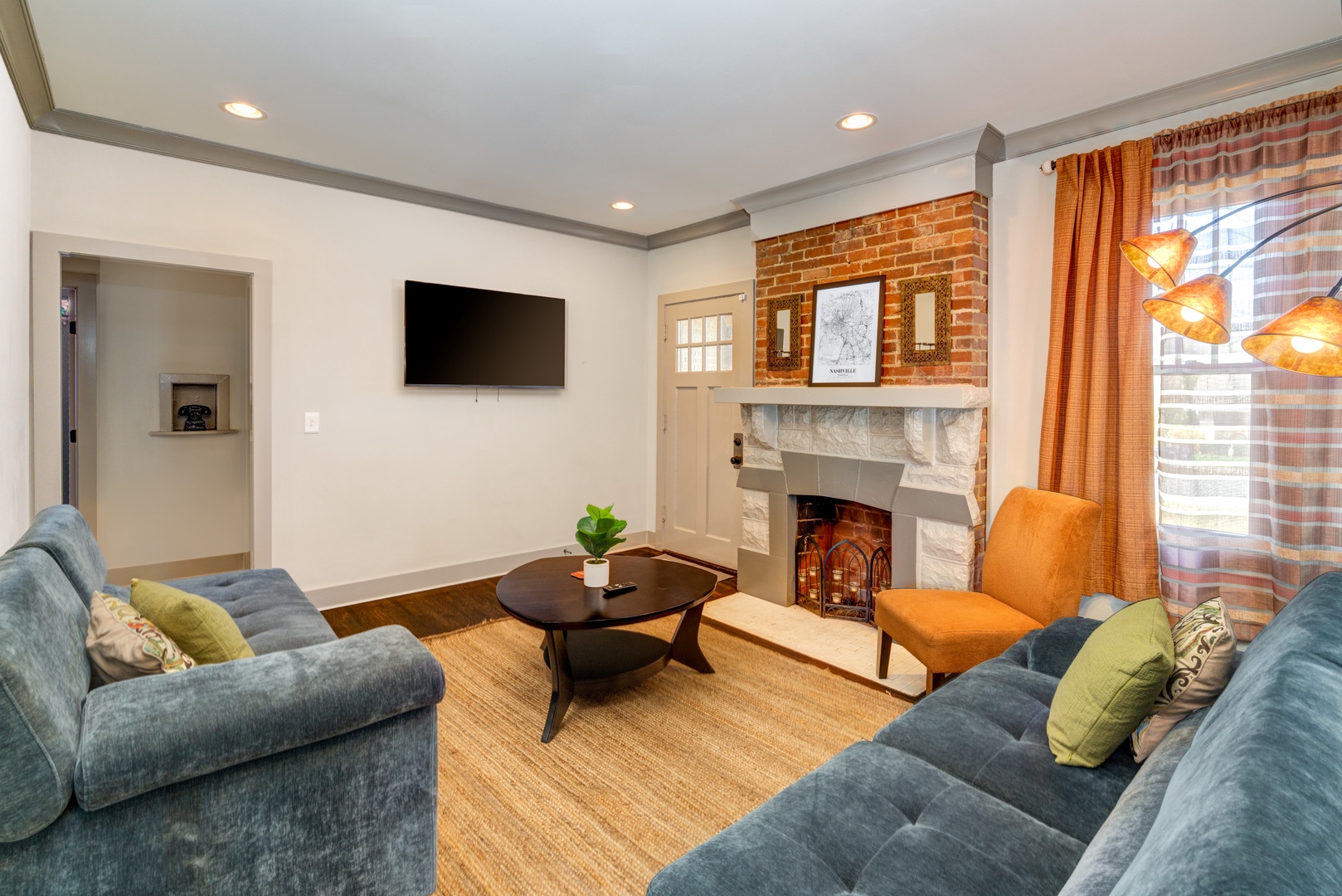 Living room - fireplace is decorative only