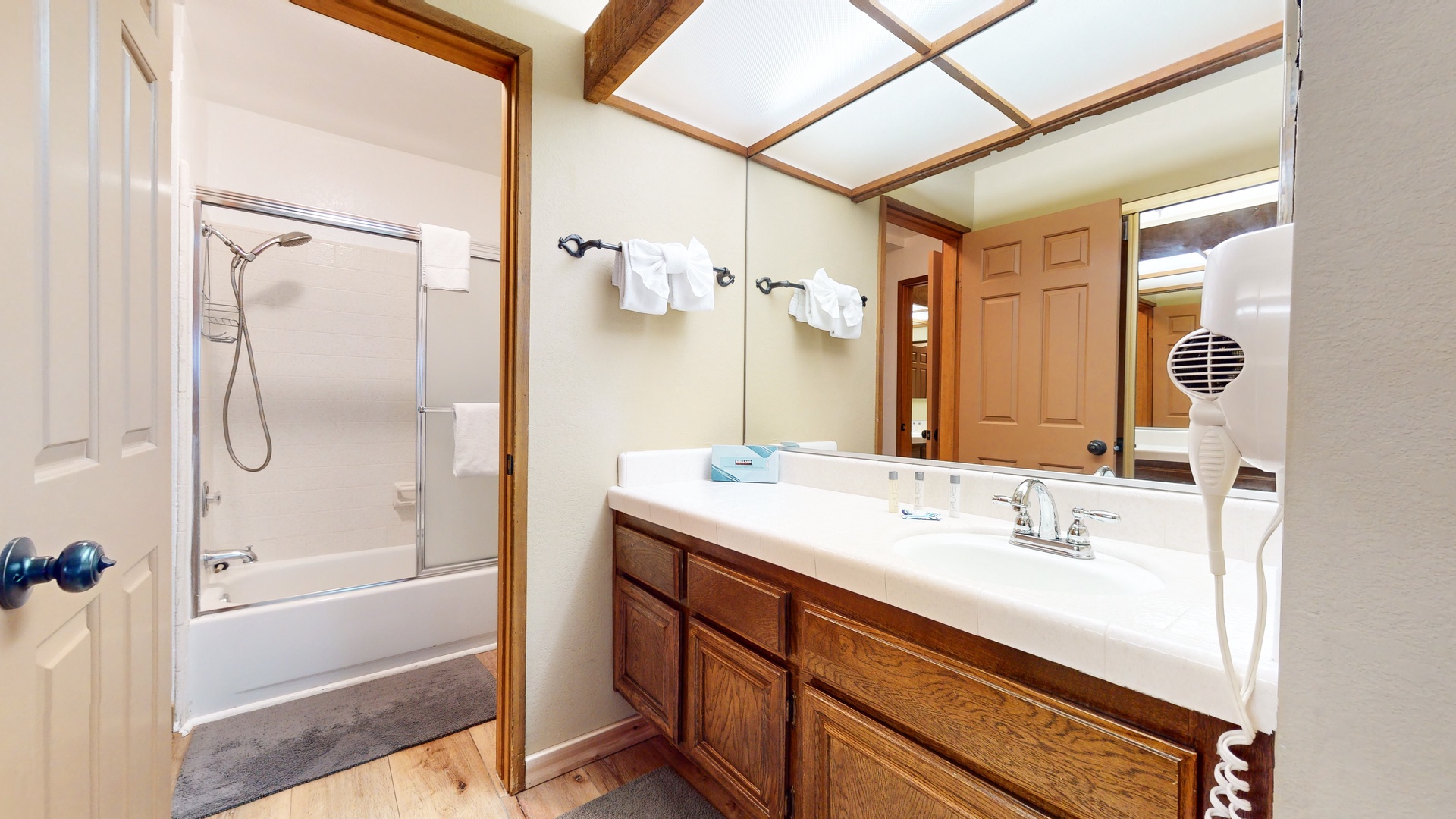Shared en-suite with shower/tub combo