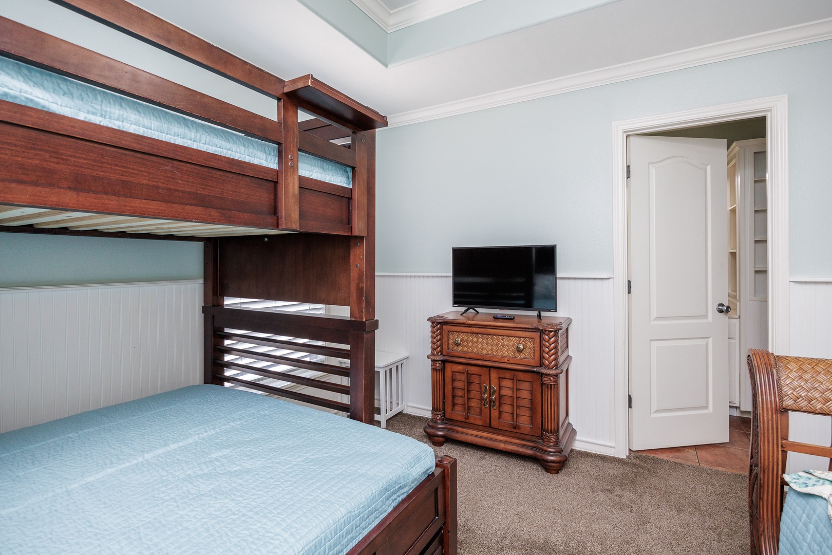Bedroom 3 with queen bed, twin/full bunk bed, tv, and ensuite