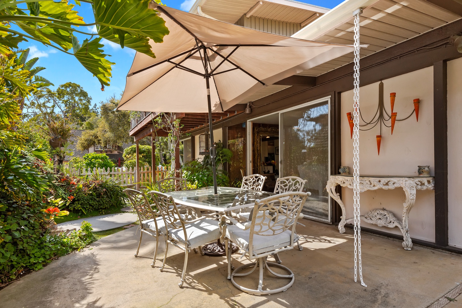 Enjoy meals in the garden at this Outdoor Dining Table with seating for 6