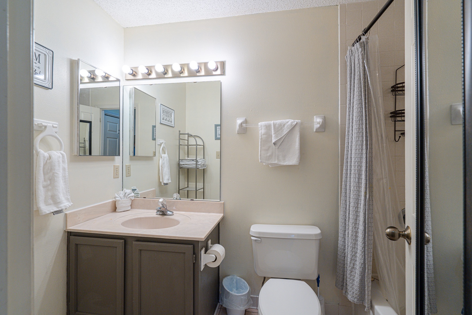 Bathroom 2 en-suite with shower/tub combo