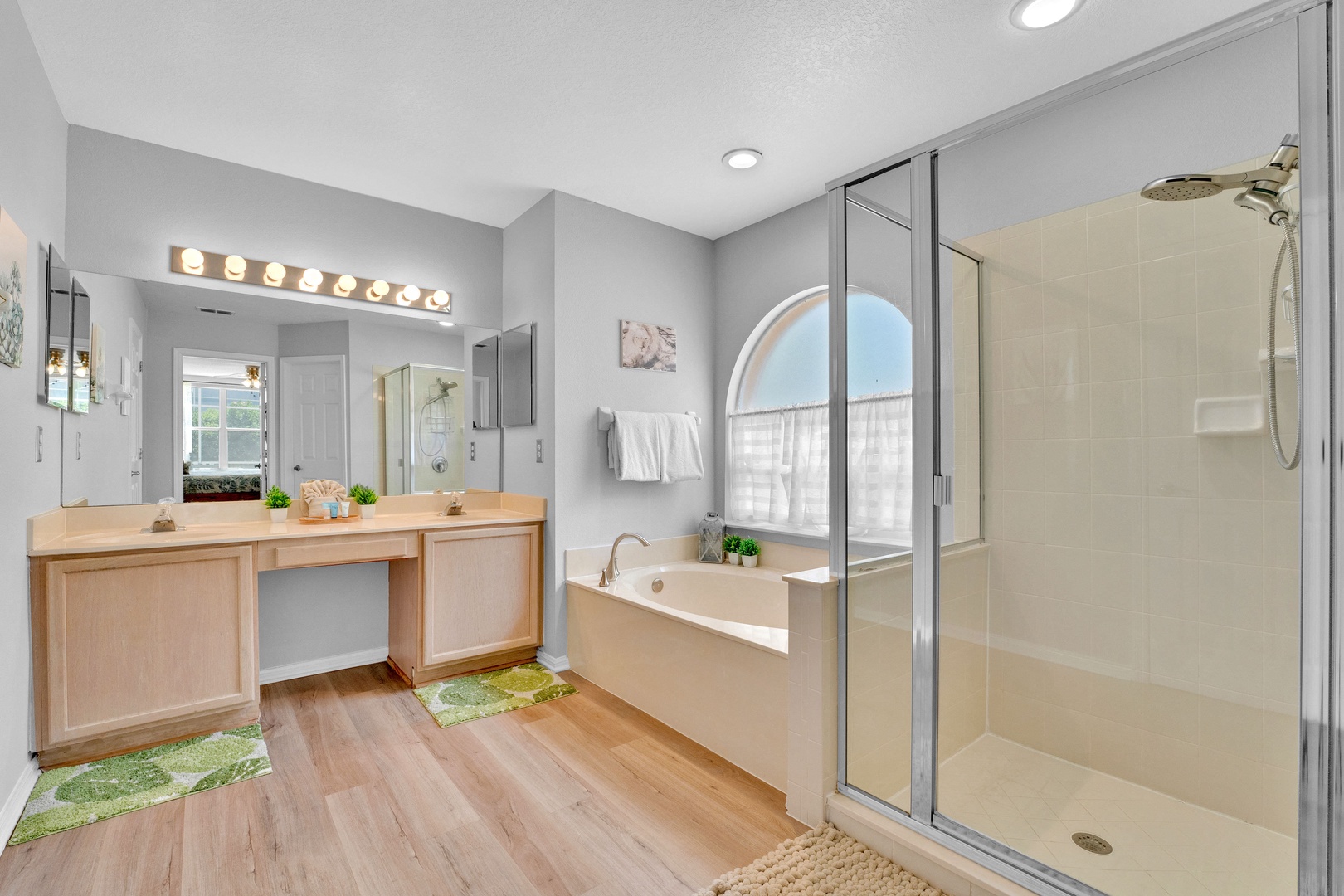 Ensuite bathroom with separate shower, and tub