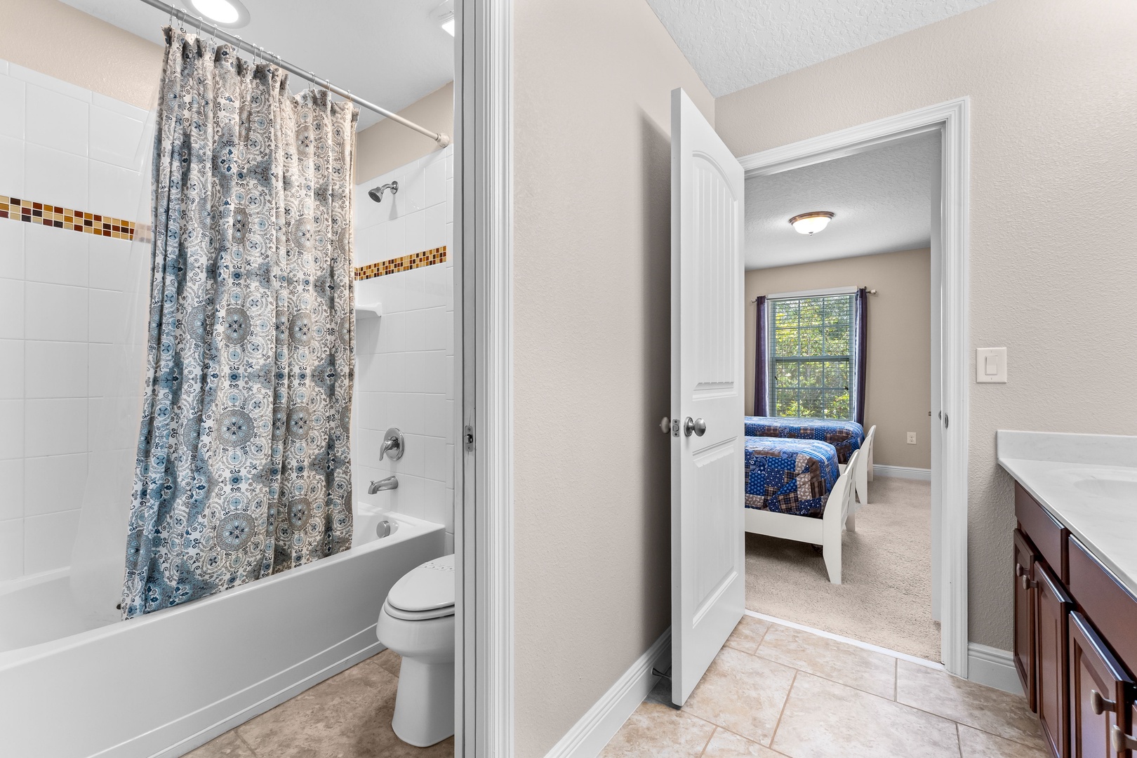 Jack & Jill ensuite with shower/tub combo