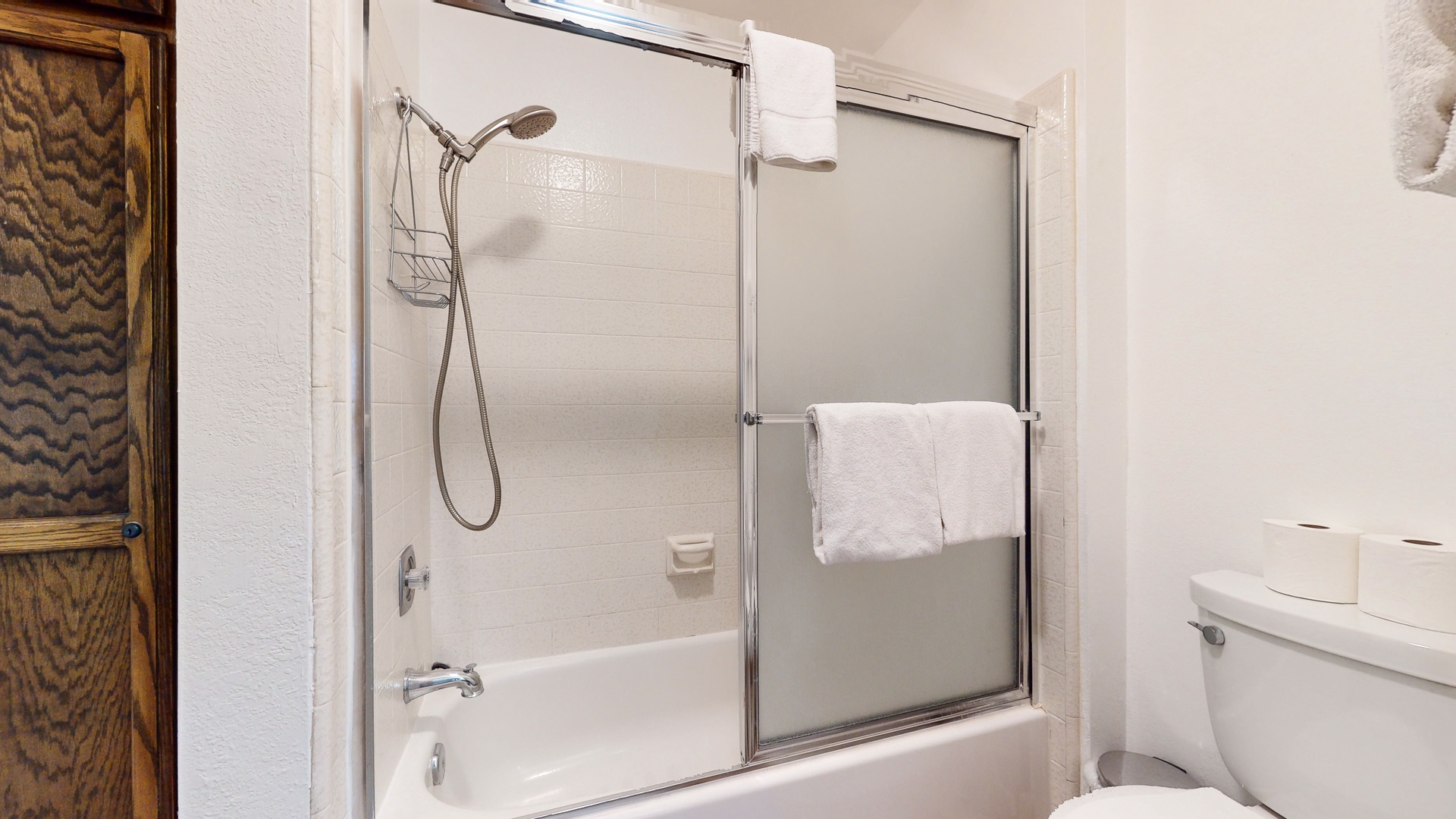 Shared en-suite with shower/tub combo
