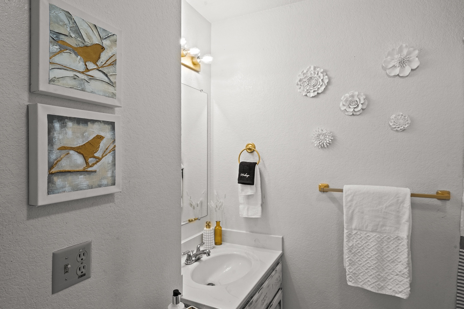 Newly Decorated Bathroom w/ Shower-Tub