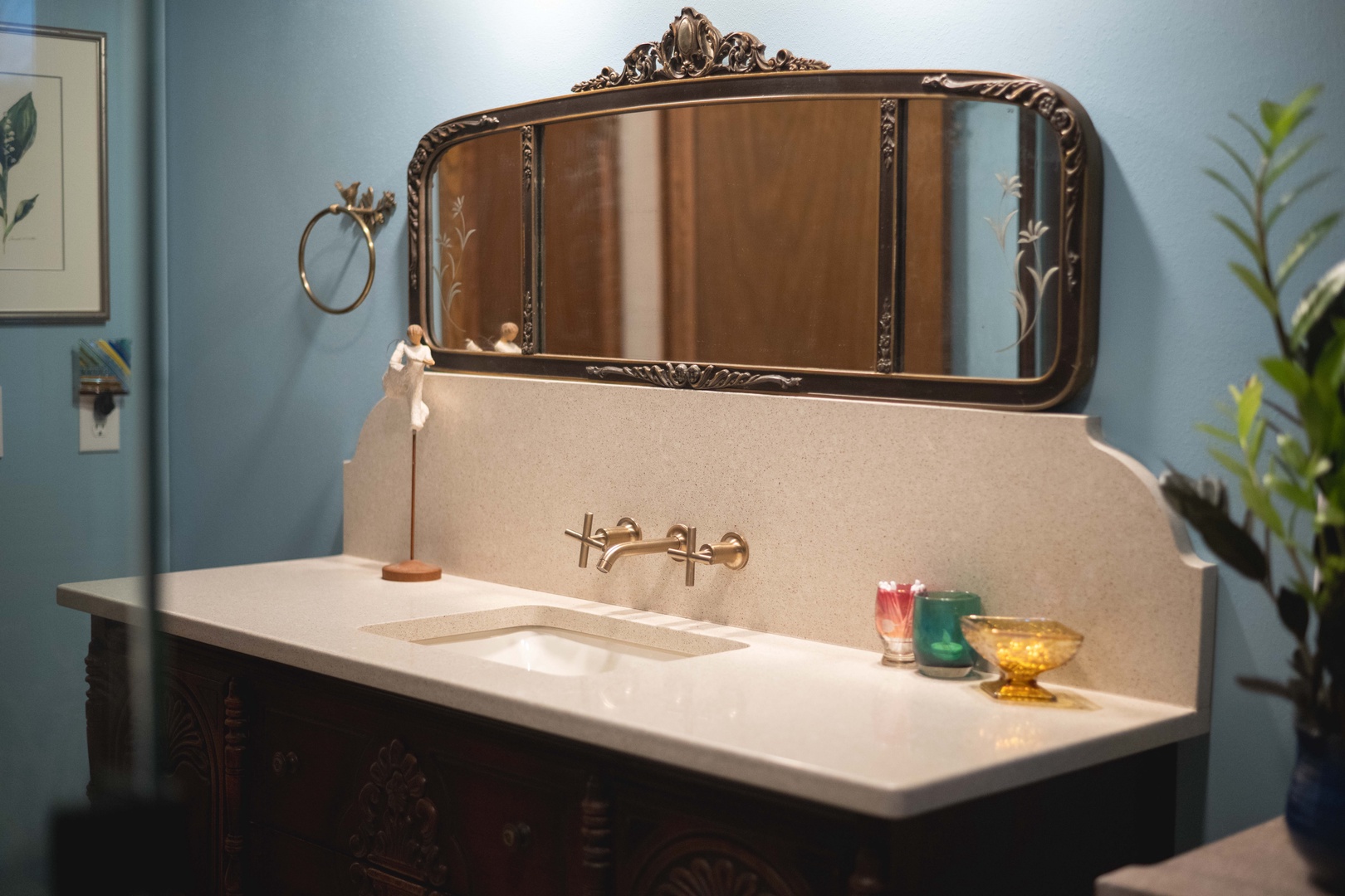 This 2nd floor full bathroom offers a gorgeous vanity & glass shower