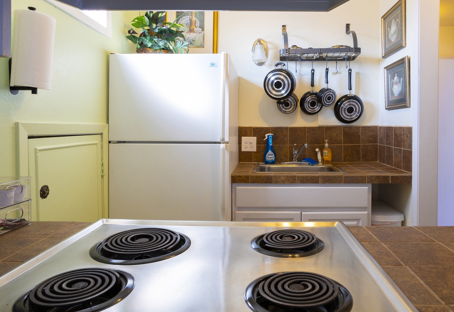 The airy kitchen offers ample space & all the comforts of home