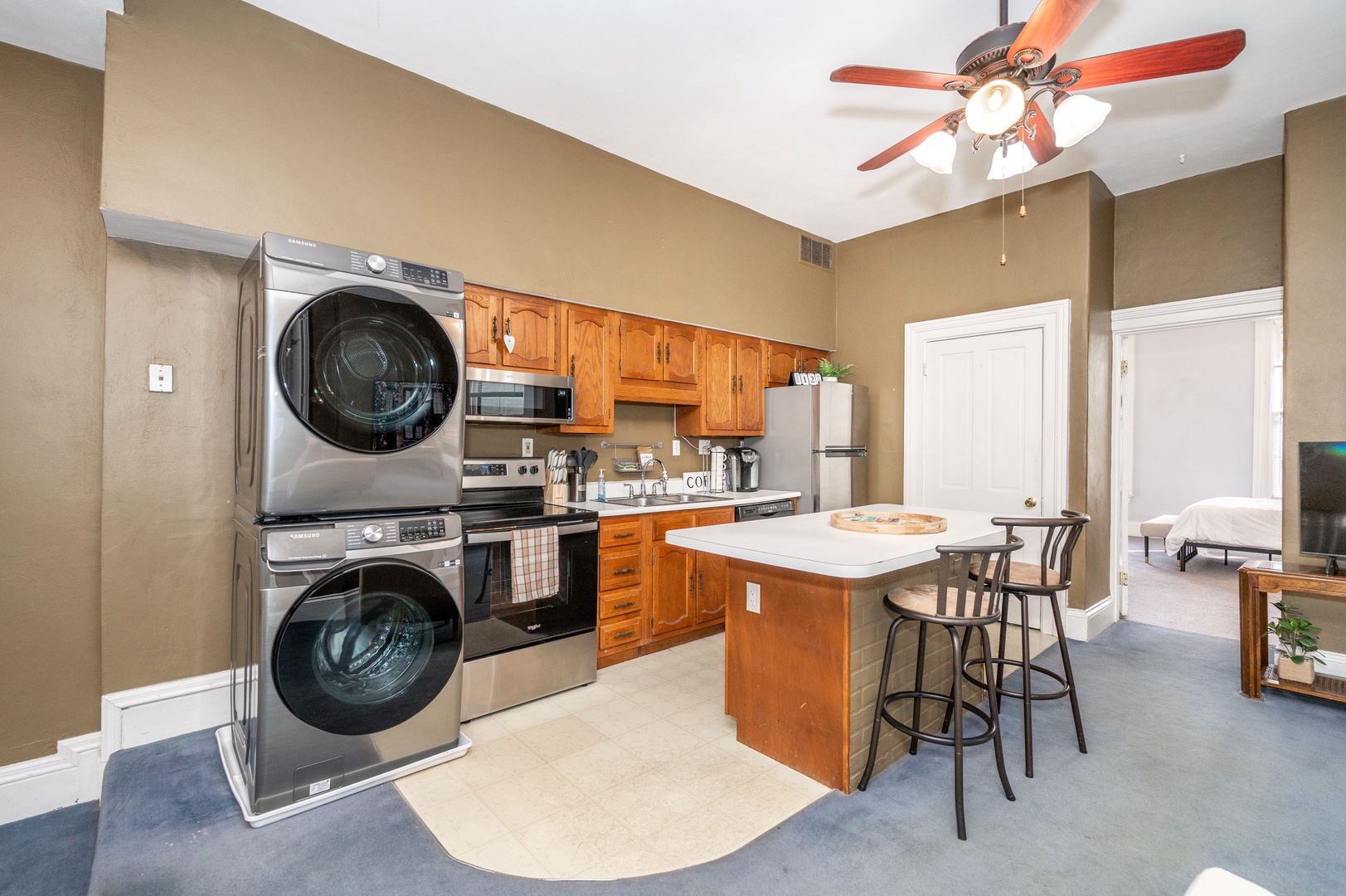 Full kitchen with counter seating, and washer & dryer