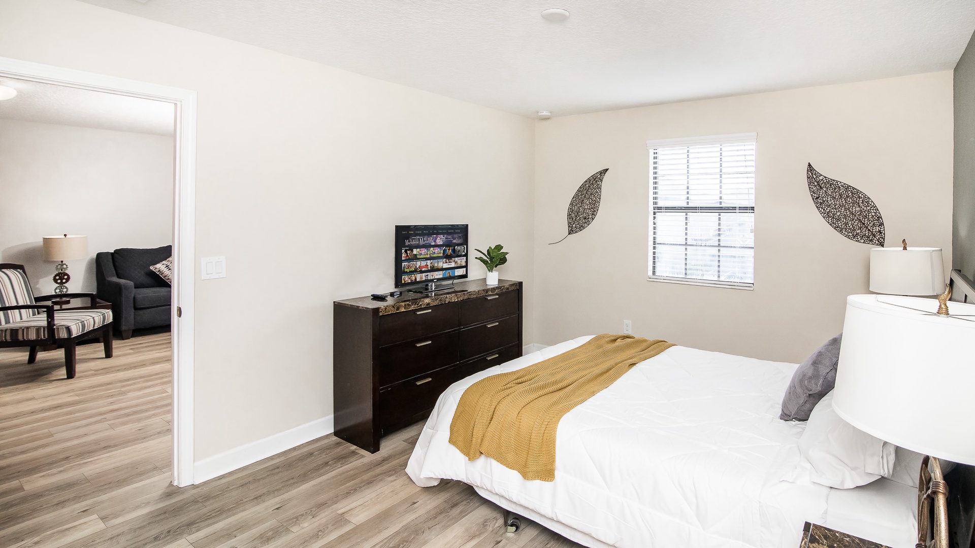 Bedroom 7 with Queen bed, Smart TV, and private en-suite (2nd floor)