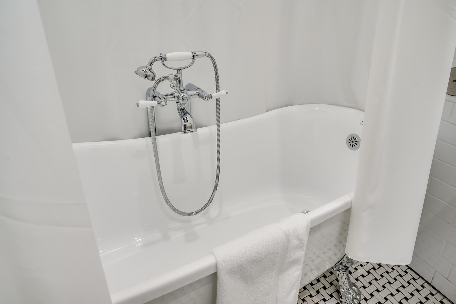 Suite 101 – Sink into the En Suite’s Claw-Foot Tub after a day of exploring the best of Austin