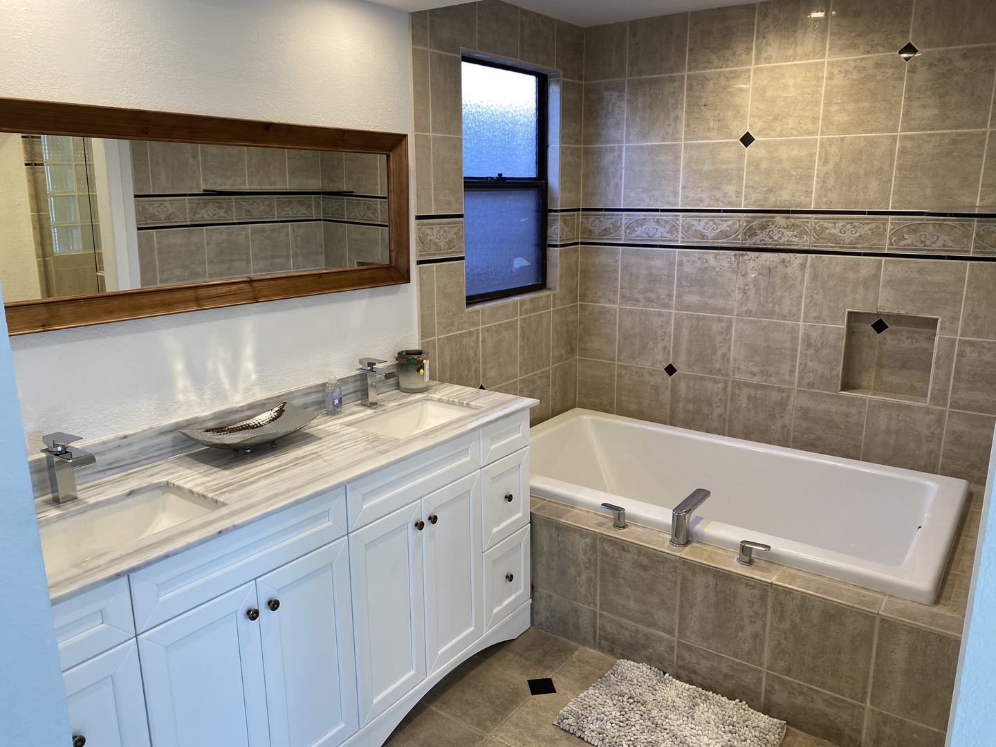 Bathroom 2 en-suite with soaking tub, and stand up shower