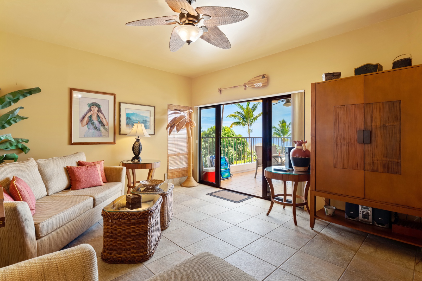 Living room with access to the Lanai