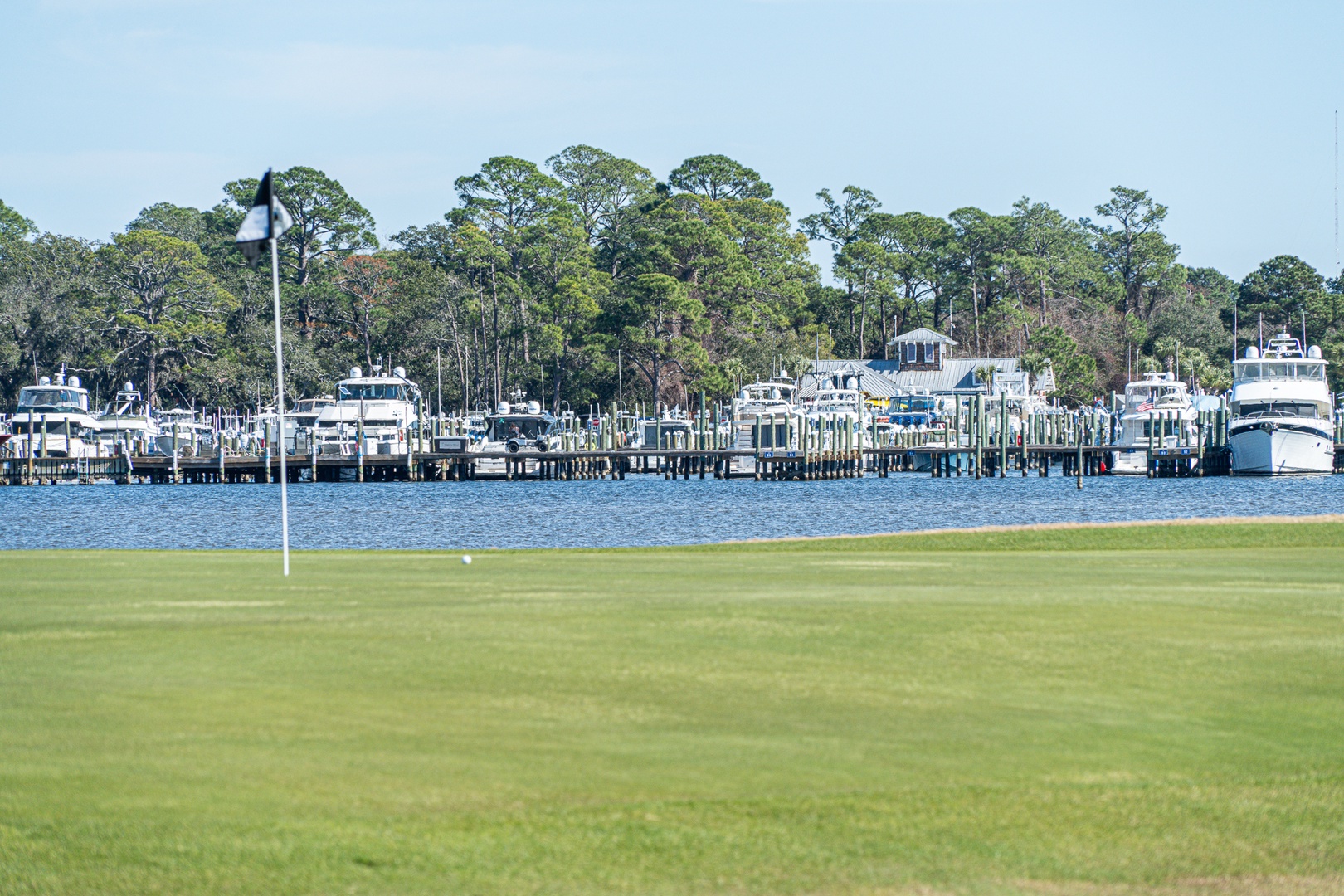 Spend your days golfing by the marina – stunning views await!