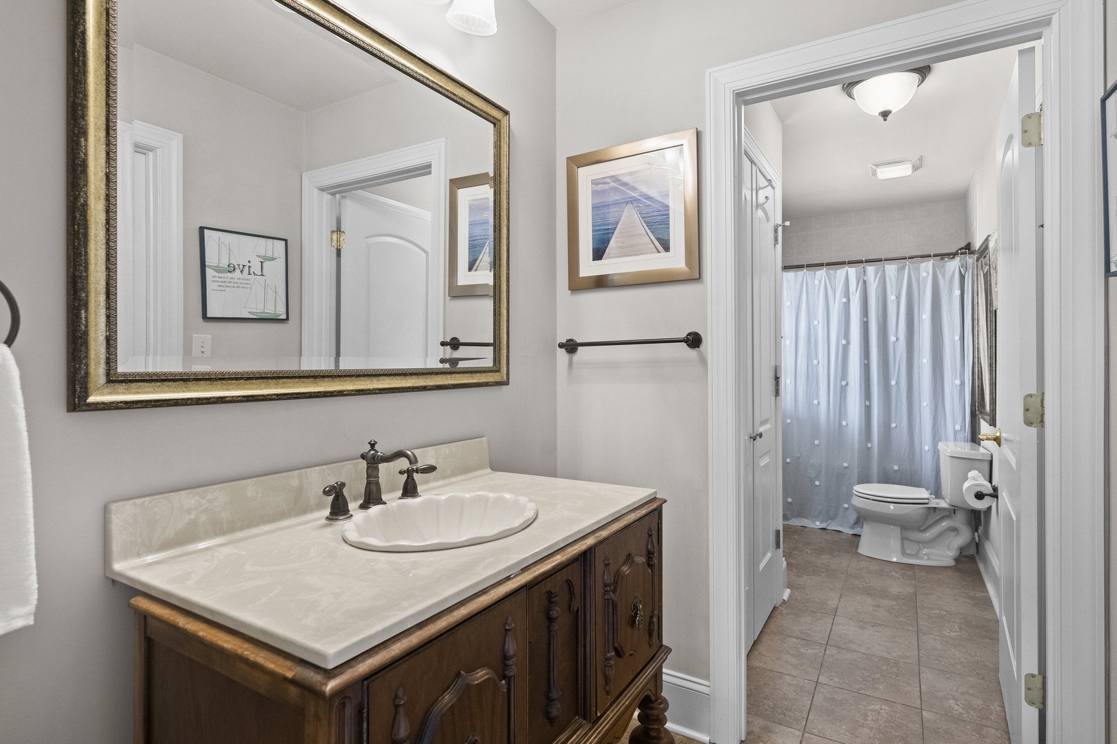 Bedroom 3 en-suite with shower/tub combo