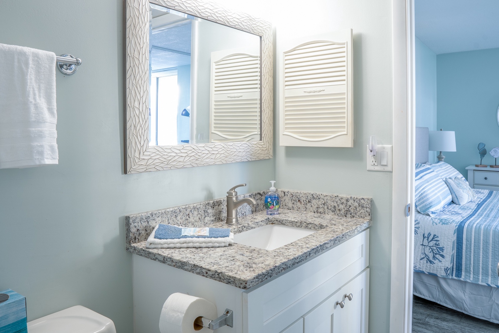 Full bathroom with shower/tub combo