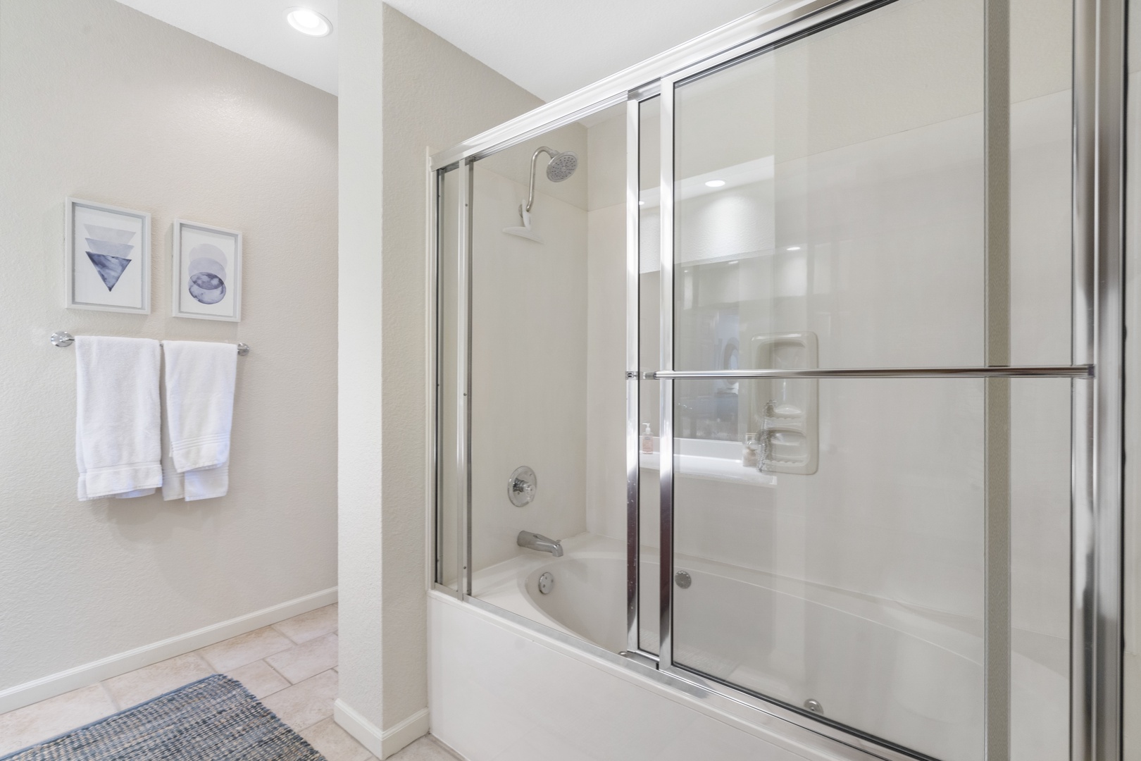 Bathroom #1 Show/Tub Combo En-Suite to Bedroom #1