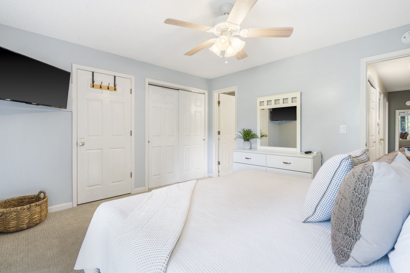 Bedroom 2 with king bed, Smart Tv, and ensuite