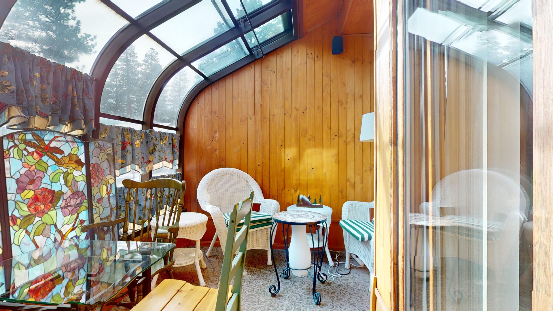 Embrace the sun or snow in the breakfast room