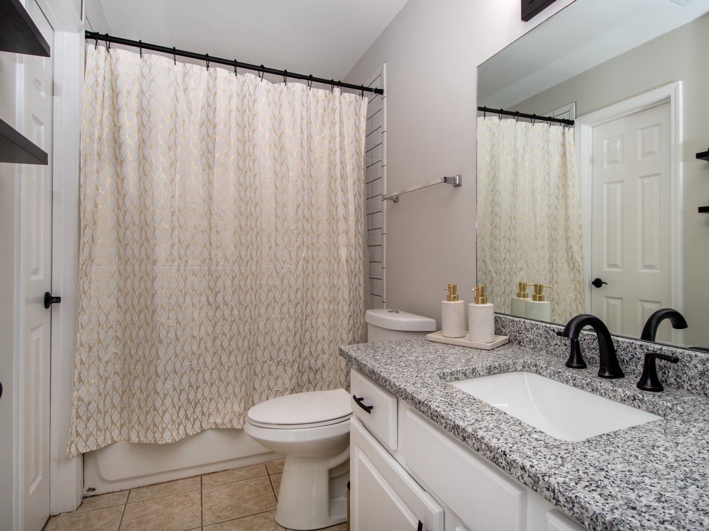 Bedroom 1 en suite with shower/tub combo