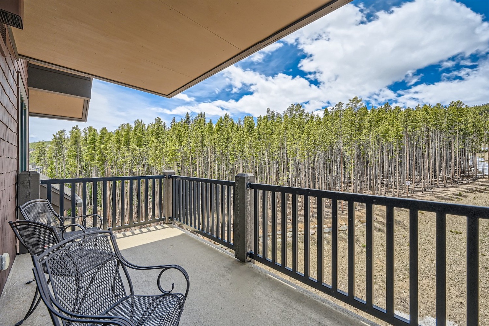 Step out onto the balcony & lounge with gorgeous views!