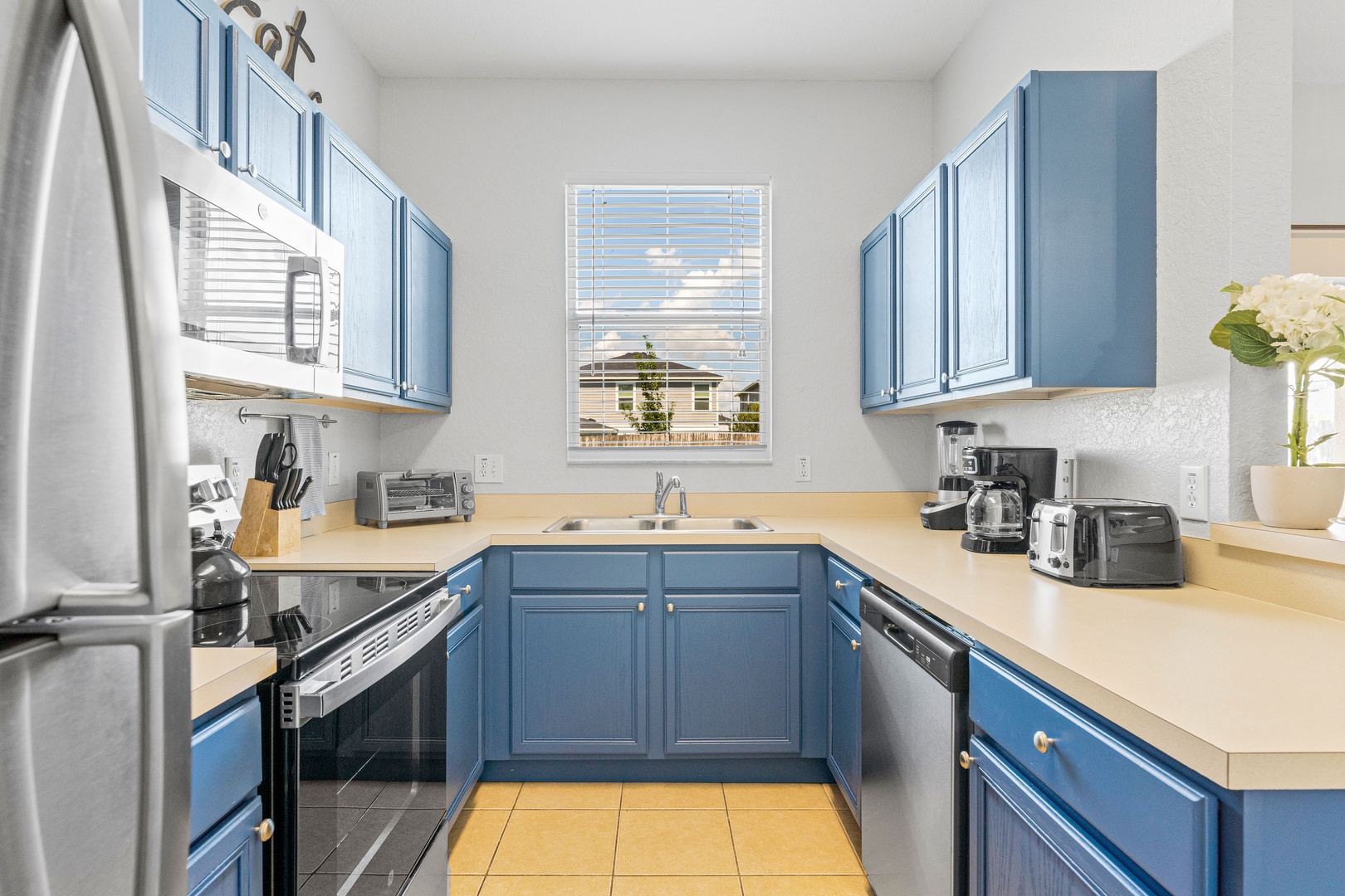 Fully loaded, updated kitchen, all new stainless appliances