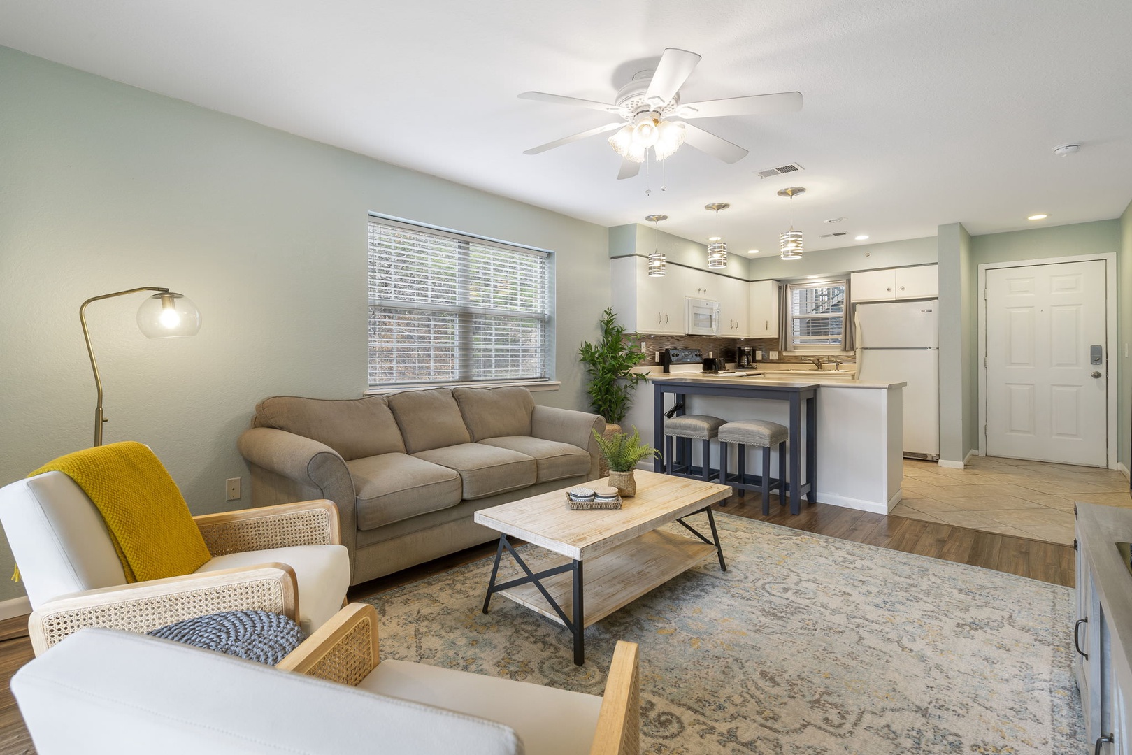 Seating for up to 5 guests in the living room