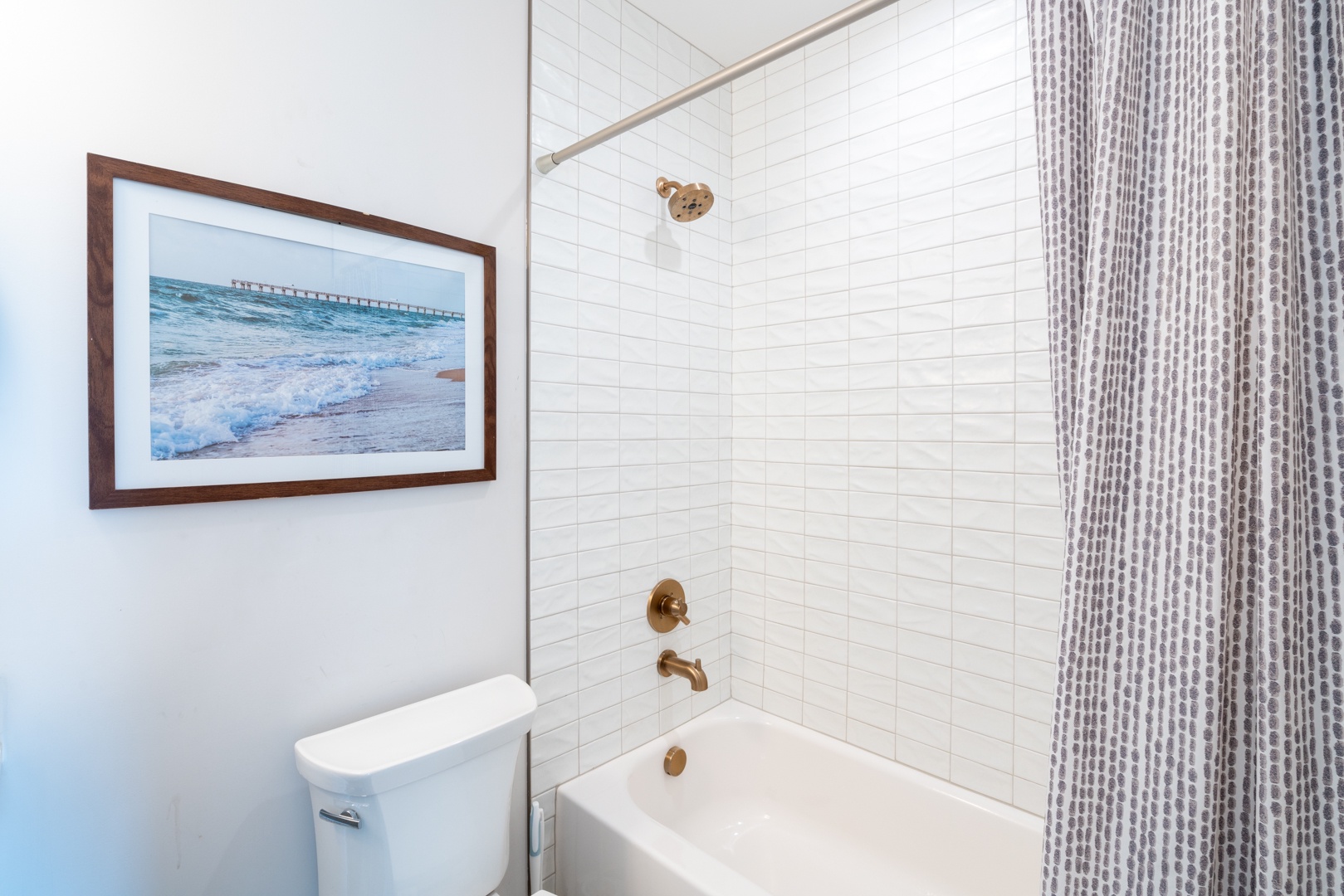 Bedroom 1 en-suite with shower/tub combo