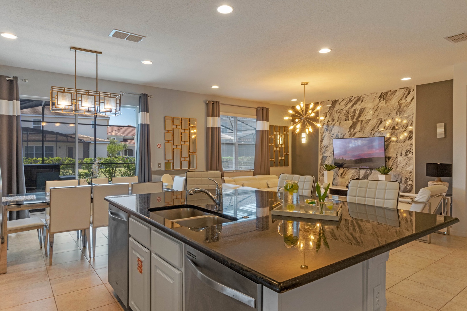 Additional counter seating & full kitchen
