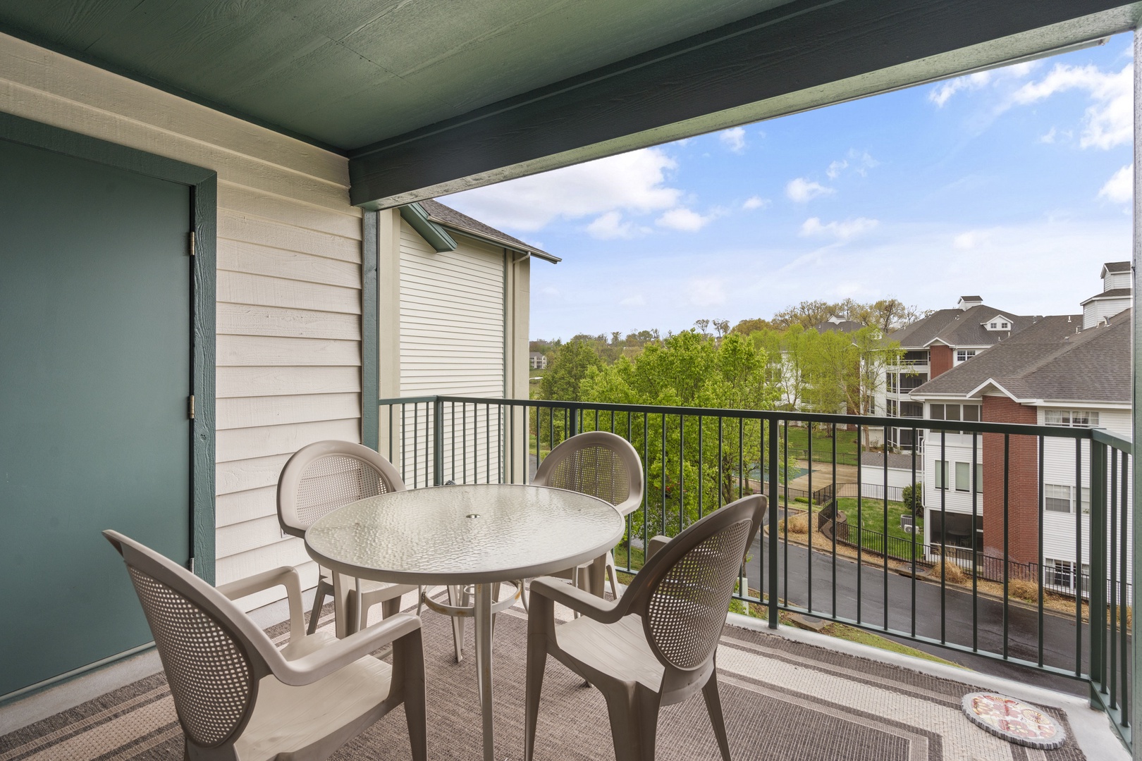 Balcony with outdoor dining for 4