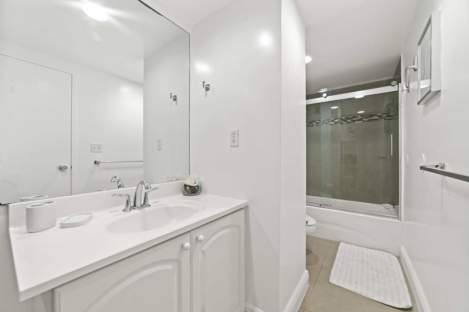 A single vanity & shower/tub combo await in this private ensuite?